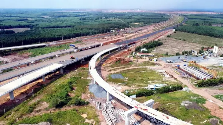 Đường kết nối T1 trực tiếp nối sân bay Long Thành với các tuyến cao tốc, quốc lộ bên ngoài.